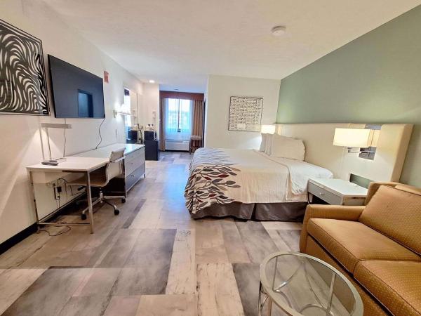 Travelodge by Wyndham Indianapolis Speedway : photo 1 de la chambre chambre lit king-size - vue latérale sur piscine - non-fumeurs