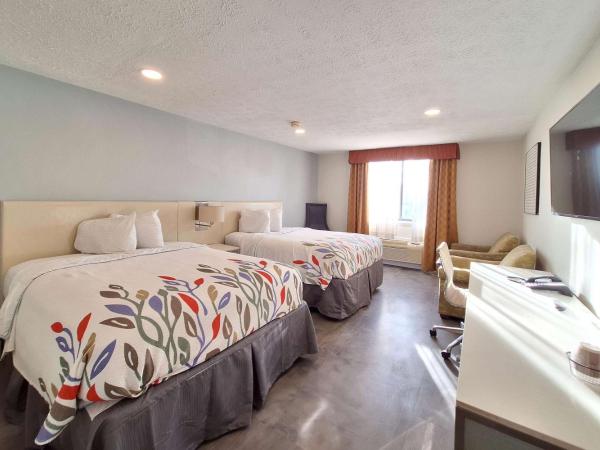 Travelodge by Wyndham Indianapolis Speedway : photo 1 de la chambre chambre avec 2 lits queen-size - vue sur lac - non-fumeurs