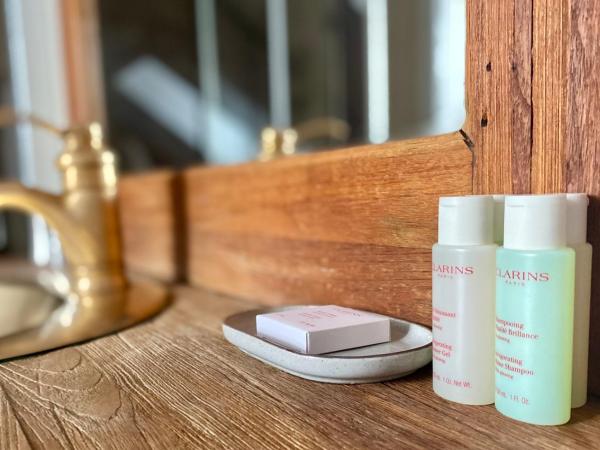 Champagne Domaine Sacret - AY : photo 1 de la chambre chambre lit king-size supérieure