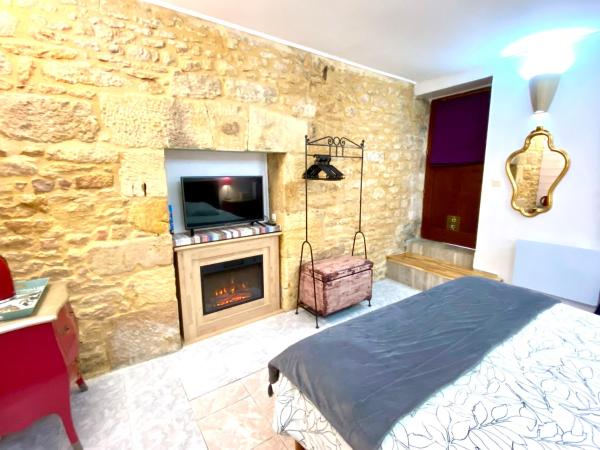 La Clef des Songes B&B de charme - Sarlat Centre - Parking gratuit - Piscine et espace bien-être à 400mètres : photo 5 de la chambre chambre double – vue sur cour