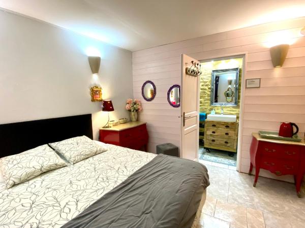 La Clef des Songes B&B de charme - Sarlat Centre - Parking gratuit - Piscine et espace bien-être à 400mètres : photo 6 de la chambre chambre double – vue sur cour