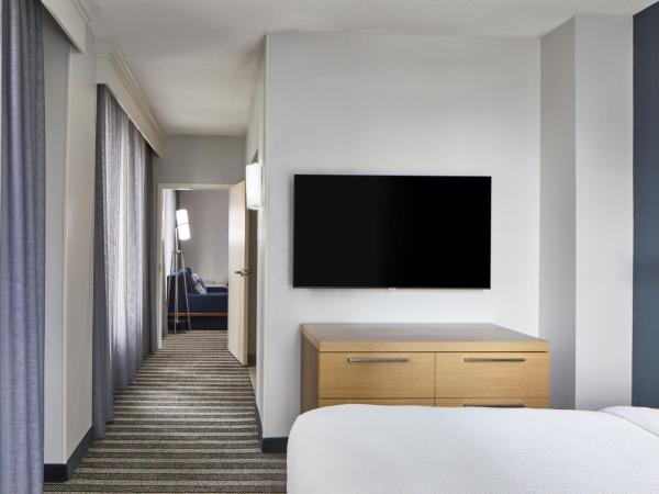 Courtyard by Marriott Nashville Downtown : photo 9 de la chambre suite lit king-size et canapé-lit