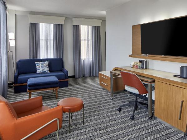 Courtyard by Marriott Nashville Downtown : photo 10 de la chambre suite lit king-size et canapé-lit