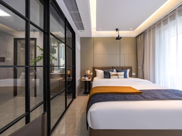 Xi Ke Executive Apartment - Shenzhen Futian Exhibition Center : photo 2 de la chambre chambre lit king-size - vue sur ville