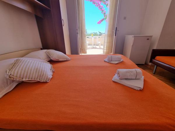 Rooms Gordy in the Center Novalja with Pool : photo 6 de la chambre chambre double