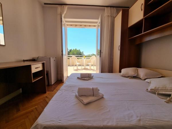 Rooms Gordy in the Center Novalja with Pool : photo 5 de la chambre chambre double