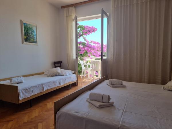 Rooms Gordy in the Center Novalja with Pool : photo 2 de la chambre chambre triple