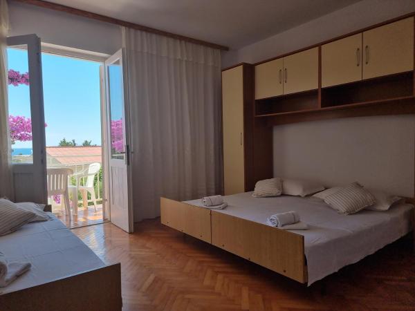 Rooms Gordy in the Center Novalja with Pool : photo 1 de la chambre chambre triple