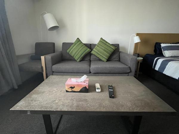 Darwin City Suites with Harbour View : photo 7 de la chambre suite lit king-size - vue sur mer
