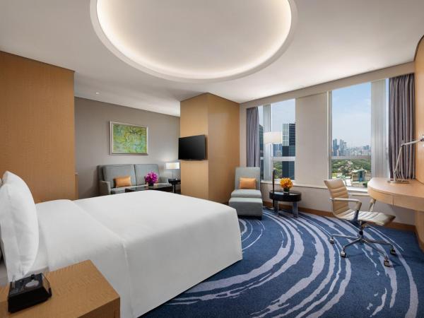 Crowne Plaza Shenzhen Futian, Near to Shenzhen Convention&Exhibition Centre, Shenzhen Stock Exchange and Shenzhen Civic Center, Outdoor Heated Pool : photo 4 de la chambre chambre king premium avec vue sur ville