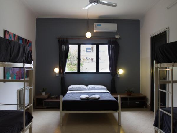 Aldea Hostel : photo 5 de la chambre chambre quadruple avec salle de bains privative