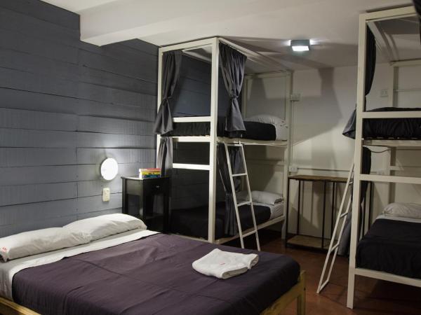 Aldea Hostel : photo 4 de la chambre chambre familiale avec salle de bains privative