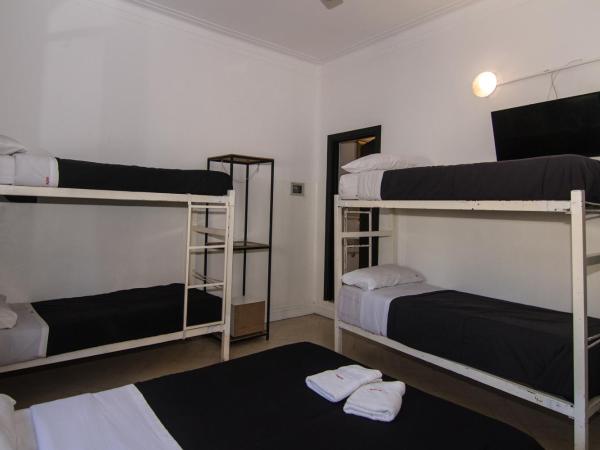 Aldea Hostel : photo 6 de la chambre chambre quadruple avec salle de bains privative