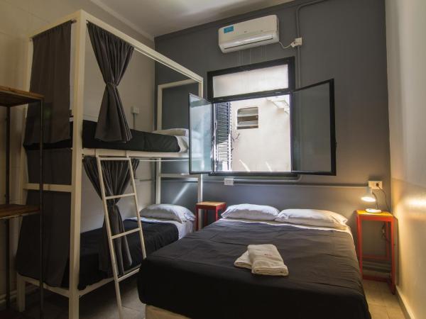 Aldea Hostel : photo 6 de la chambre chambre triple avec salle de bains privative