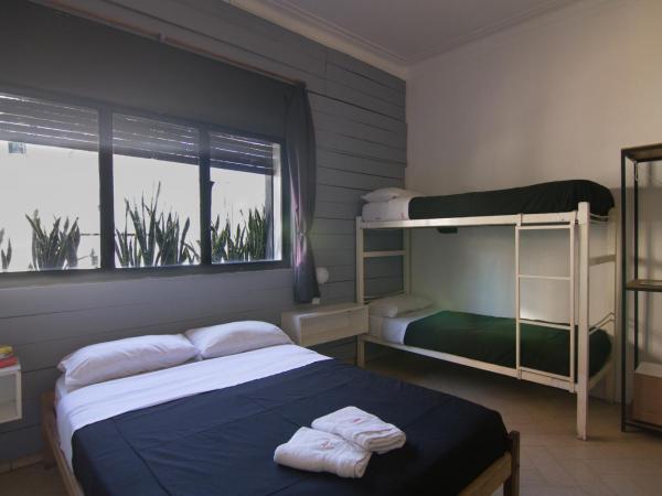 Aldea Hostel : photo 7 de la chambre chambre triple avec salle de bains privative