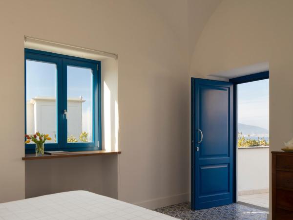 Relais Palazzo del Barone : photo 5 de la chambre chambre double de luxe - vue partielle sur mer - annexe