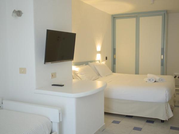 Villa Ravino Secret Retreat : photo 5 de la chambre studio avec terrasse et vue sur le jardin