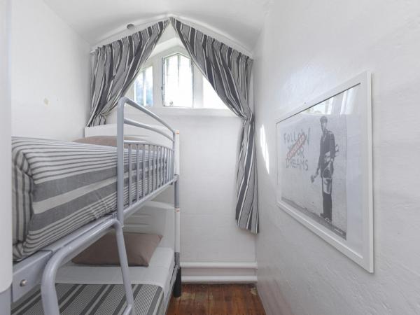 Jailhouse Accommodation : photo 7 de la chambre chambre lits jumeaux avec salle de bains commune