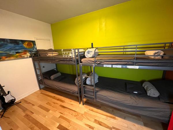 Auberge PVT Hostel : photo 8 de la chambre lit simple dans dortoir à 6 lits