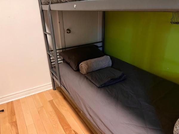 Auberge PVT Hostel : photo 4 de la chambre lit simple dans dortoir à 6 lits