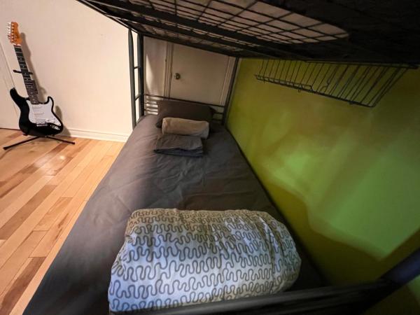 Auberge PVT Hostel : photo 6 de la chambre lit simple dans dortoir à 6 lits