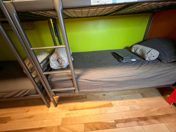 Auberge PVT Hostel : photo 7 de la chambre lit simple dans dortoir à 6 lits