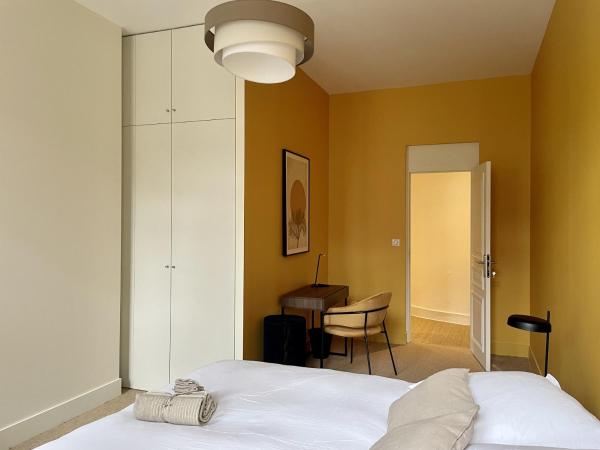 Appartement Colodge - Fourneyron : photo 1 de la chambre chambre double avec balcon