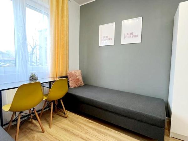 Hello Poznań : photo 7 de la chambre chambre lits jumeaux avec salle de bains commune