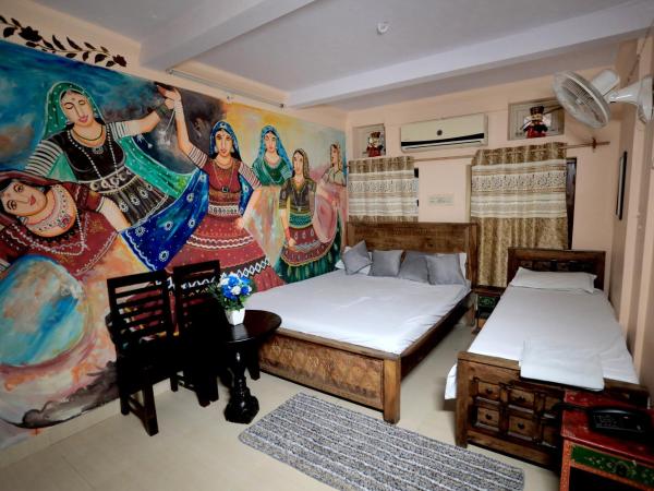 Borunda Guest House : photo 1 de la chambre chambre double deluxe avec lit d'appoint