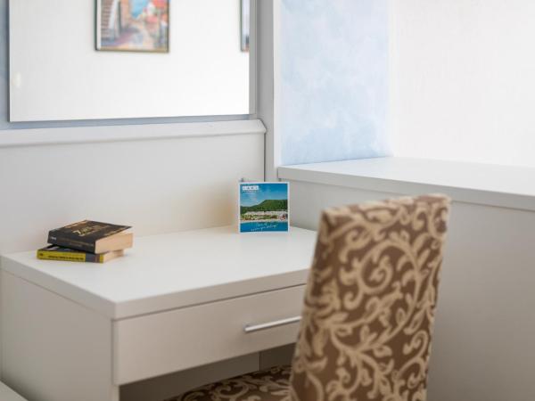 Hotel Mimosa Lido Palace - Maslinica Hotels & Resorts : photo 4 de la chambre chambre double avec balcon - vue sur mer
