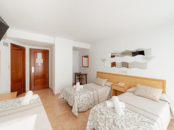 Hotel Santa Faz : photo 3 de la chambre chambre triple