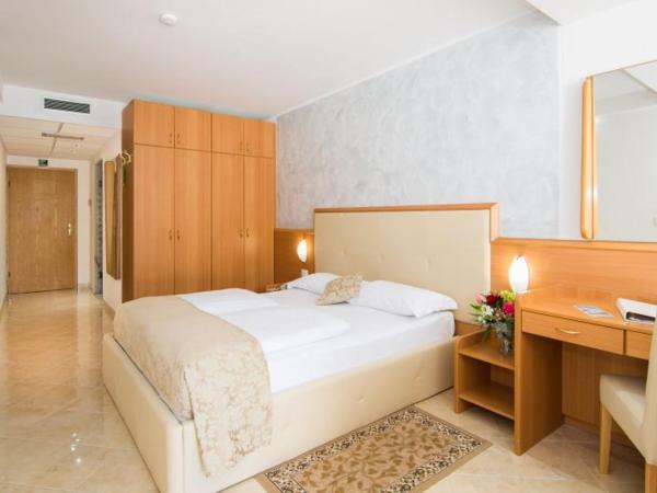 Hotel Hedera - Maslinica Hotels & Resorts : photo 2 de la chambre chambre double avec balcon - vue sur mer