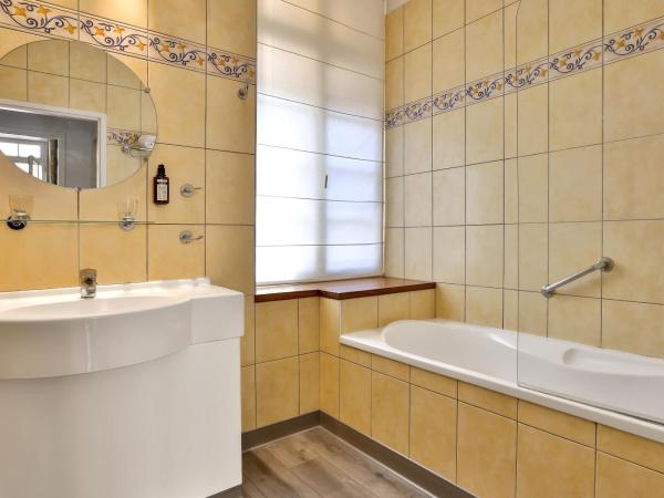 La Villa des Consuls - Gîte de tourisme de charme : photo 7 de la chambre appartement avec terrasse (rez-de-chaussée)