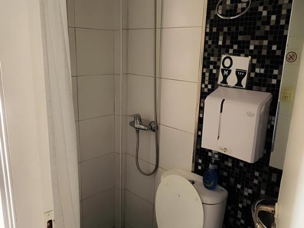 Fuxia Jungle Hostel : photo 1 de la chambre chambre double avec salle de bains privative