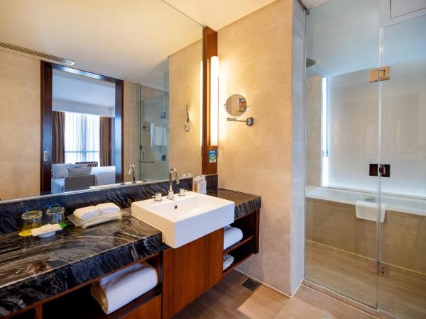 Holiday Inn Qingdao City Center, an IHG Hotel - May 4th Square : photo 2 de la chambre one-bedroom suite lounge access