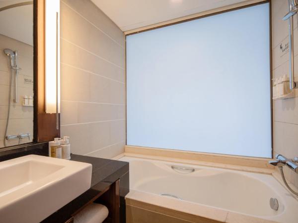 Holiday Inn Qingdao City Center, an IHG Hotel - May 4th Square : photo 8 de la chambre chambre lit king-size standard