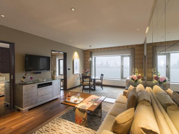 Taj Lands End : photo 1 de la chambre suite luxe - goûter, cocktails en soirée, service de majordome, transfert aéroport aller simple gratuit