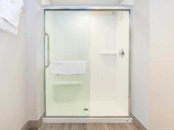 Holiday Inn Express & Suites Panama City Beach Beachfront, an IHG Hotel : photo 4 de la chambre standard queen room with oceanfront