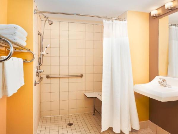 TownePlace Suites Houston Northwest : photo 1 de la chambre studio lit queen-size avec canapé-lit et baignoire adaptée - accessible aux personnes à mobilité réduite et malentendantes