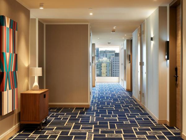 Doubletree By Hilton Perth Northbridge : photo 4 de la chambre chambre lit king-size avec salle de bains accessible aux personnes à mobilité réduite