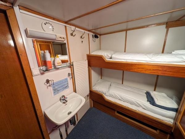 Fjord Booking : photo 2 de la chambre chambre lits jumeaux avec salle de bains commune
