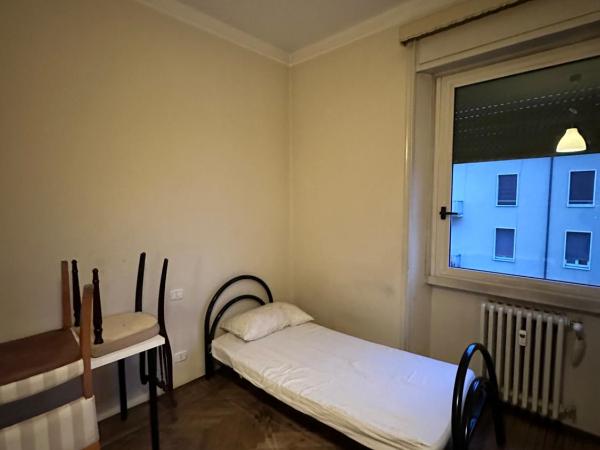 Room Via Solferino 17 Brescia : photo 3 de la chambre chambre double standard avec salle de bains commune