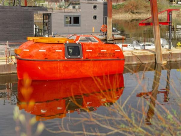 Ausgebautes Freifallrettungsboot KNUTSCHKUGEL : photo 10 de la chambre mobile home