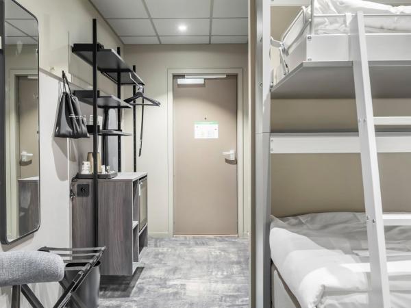 Aiden by Best Western Karlstad Arena : photo 2 de la chambre family room with two single beds and one bunk bed - no window