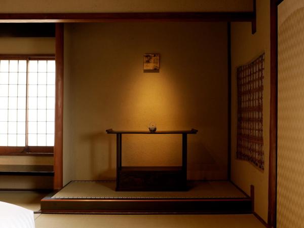 Sowaka : photo 7 de la chambre chambre lit king-size supérieure - vue sur ville (bâtiment principal)