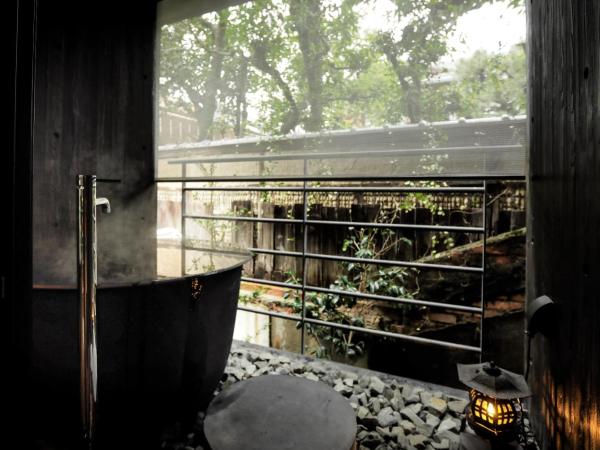 Sowaka : photo 3 de la chambre chambre lit king-size deluxe avec coin tatami et baignoire en plein air - vue sur jardin (annexe)