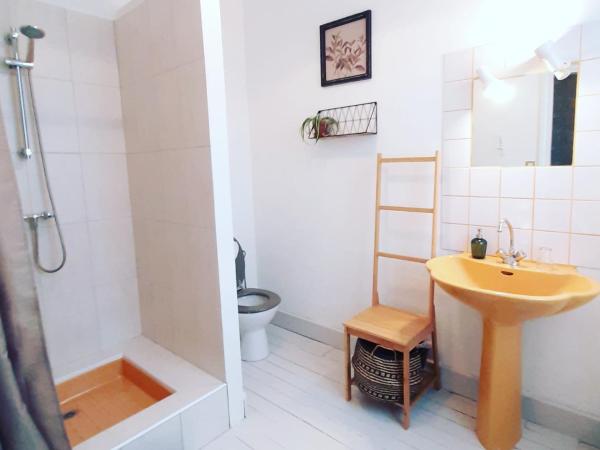 Maison Saint James : photo 7 de la chambre chambre double avec salle de bains privative