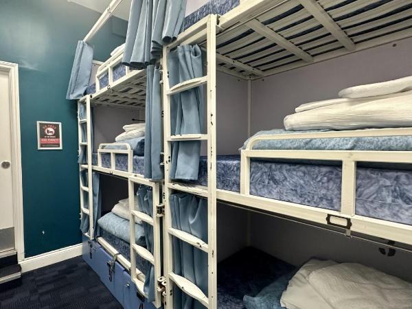 Smart Russell Square Hostel : photo 6 de la chambre lit simple dans dortoir mixte 6 lits avec salle de bains privative