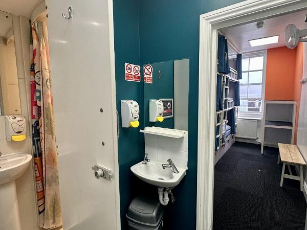 Smart Russell Square Hostel : photo 3 de la chambre lit simple dans dortoir mixte 6 lits avec salle de bains privative