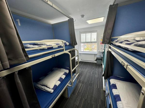 Smart Russell Square Hostel : photo 2 de la chambre dortoir mixte de 4 lits avec salle de bains privative